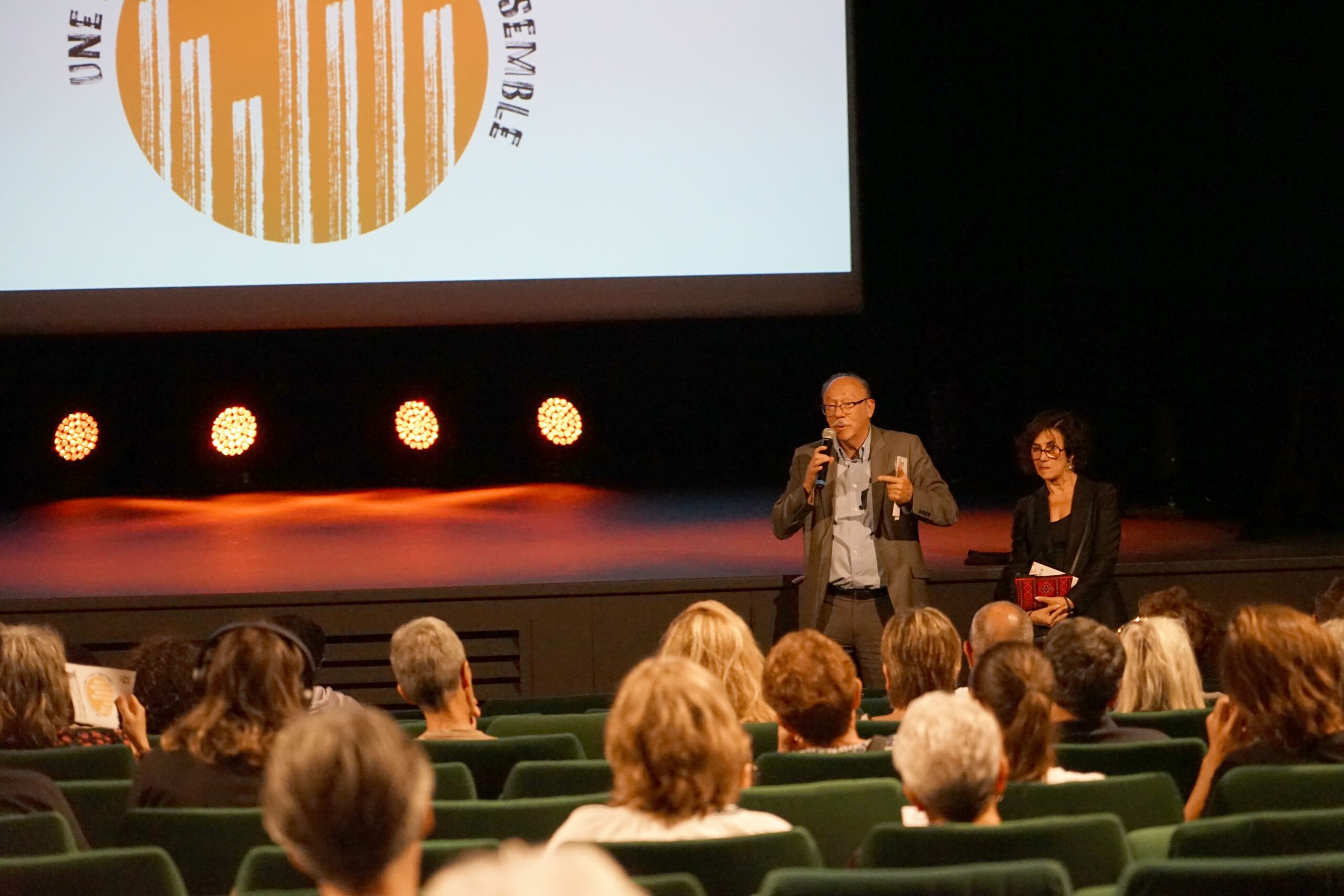 le maire de Montataire avec l'élue à la culture présente la saison culturelle aux spectateurs