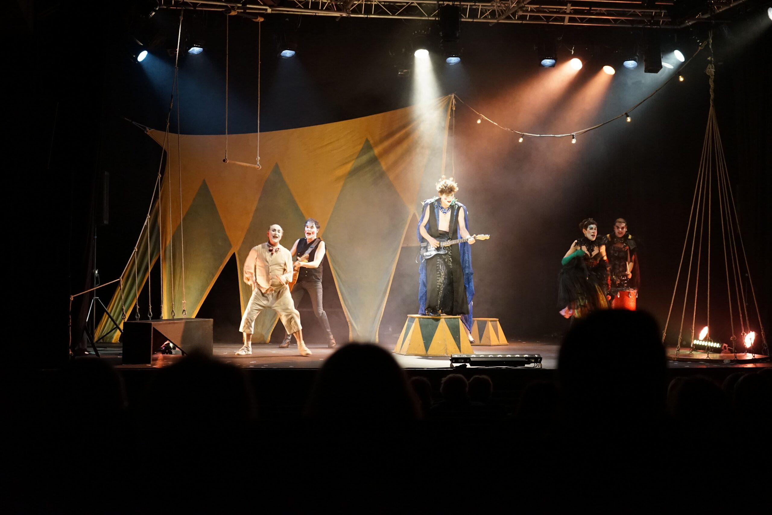 plusieurs comédiens dans un décor de cirque pour une comédie musicale