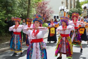 parade avec plusieurs groupes du monde