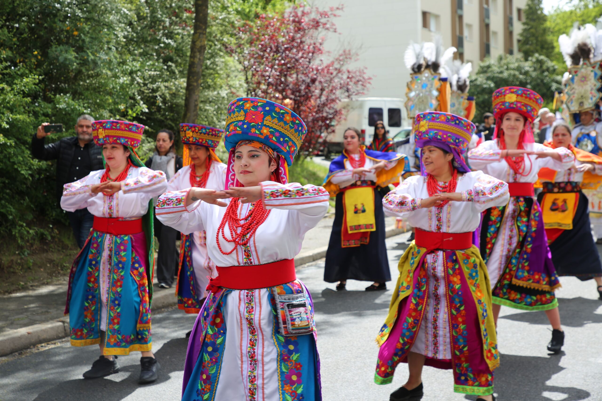 parade avec plusieurs groupes du monde