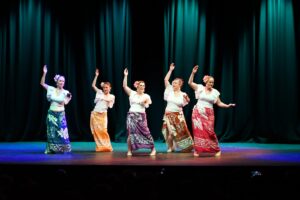 5 danseuses hawaïennes sont sur scène